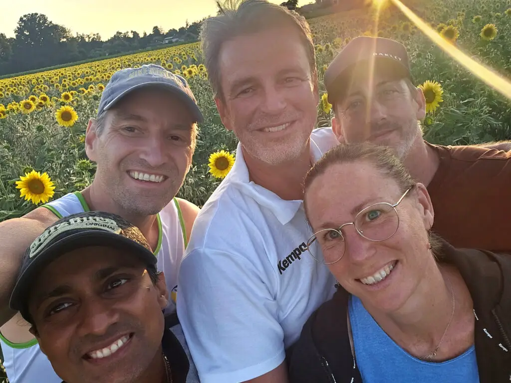 Gruppenfoto vor dem Heimweg vor Sonnenblumenfeld