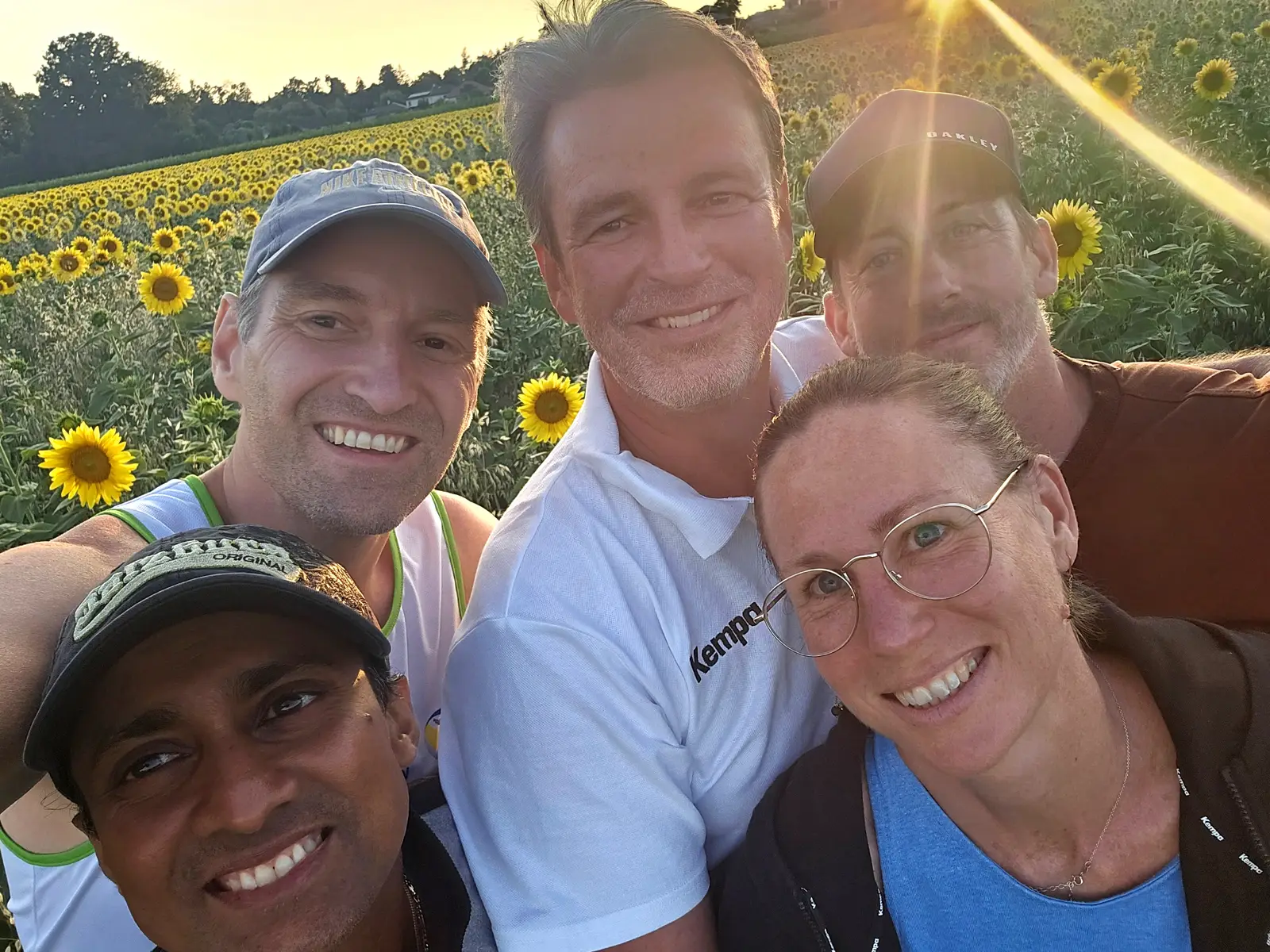 Gruppenfoto vor dem Heimweg vor Sonnenblumenfeld