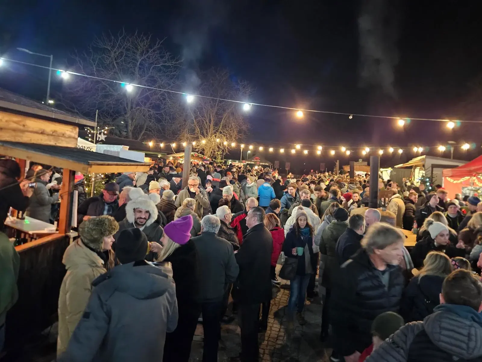 Zahlreiche Besucherinnen und Besucher beim Weihnachtsmarkt in Droß