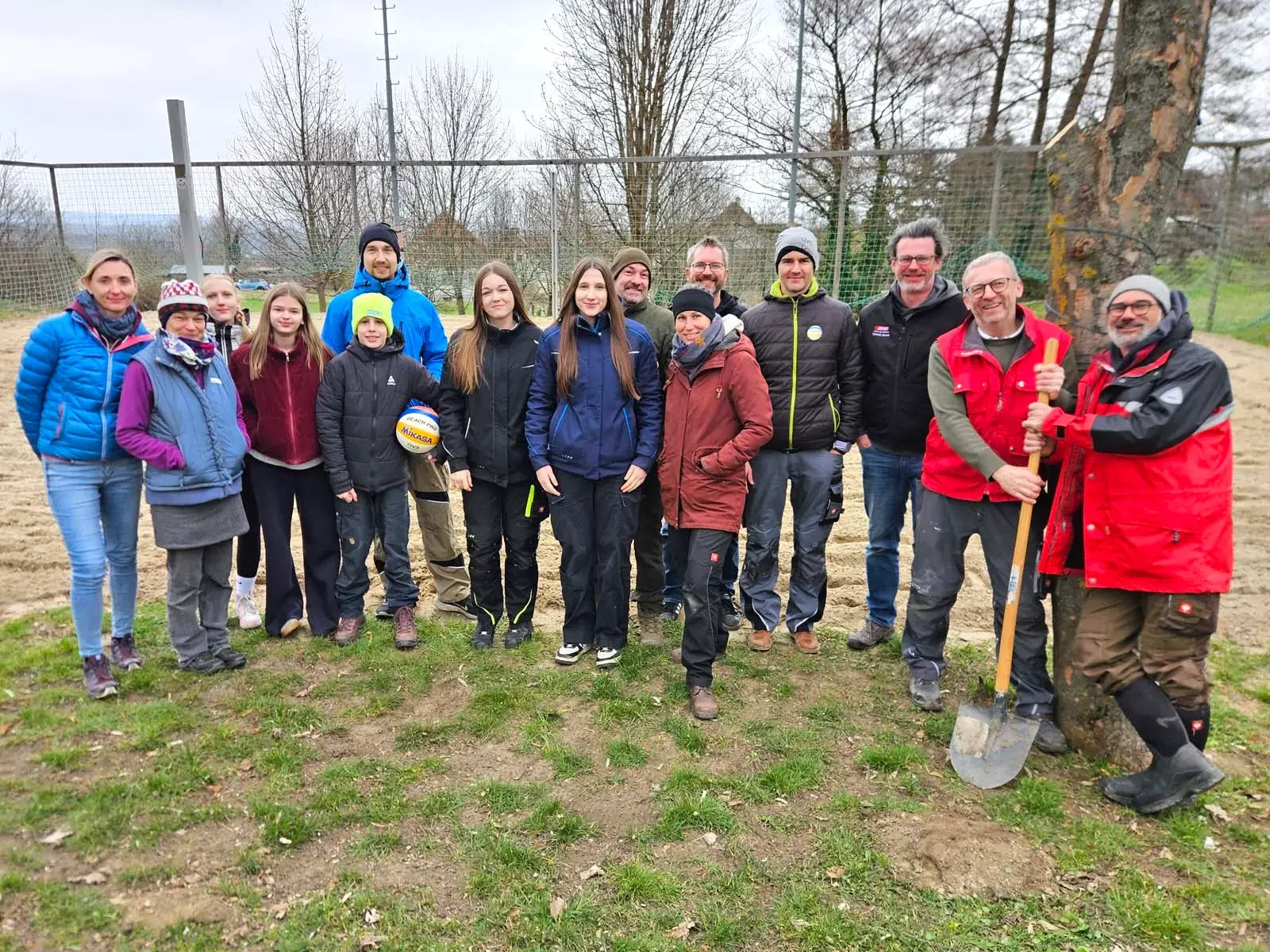 Gruppenfoto der Helferinnen und Helfer beim Auswintern der Beachvolleyball-Anlage